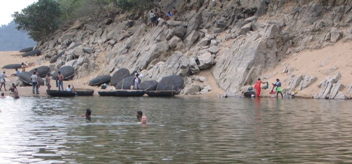 Hogenakkal - Schwimmen im Fluss