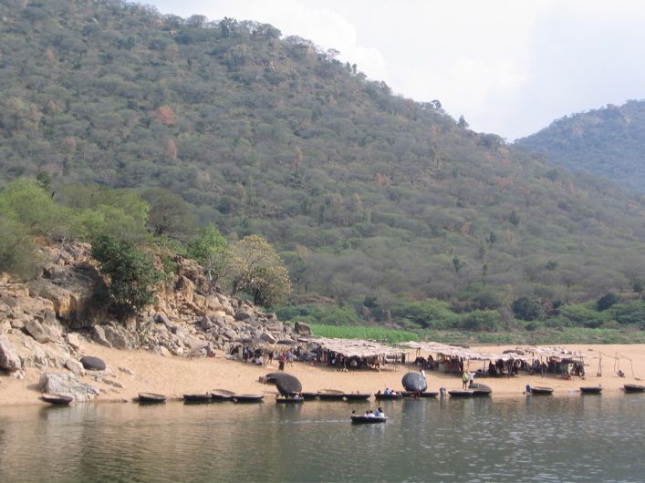 Hogenakkal - Staende am Flussufer