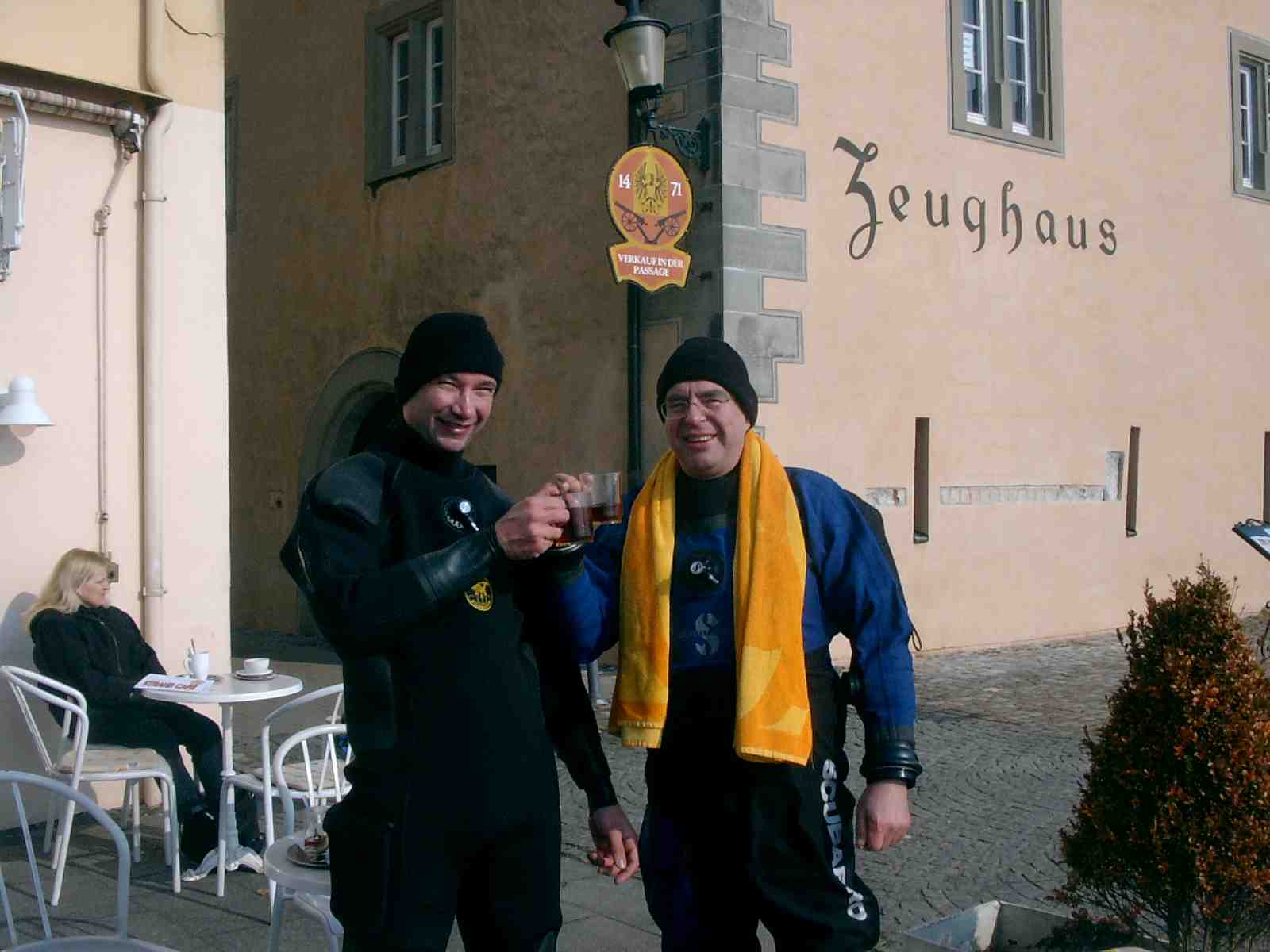 Joachim und Horst beim Aufw�rmen nach dem Tauchgang